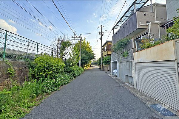 物件の南側前面道路（東側から）です。［2026年7月13日撮影］