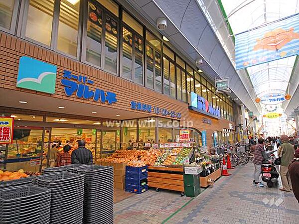 スーパーマルハチ(王子公園店)の外観
