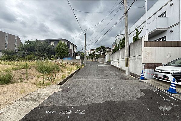 物件の東側前面道路（南側から）です。［2026年8月12日撮影］