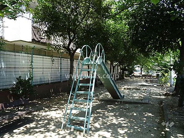 敷地に隣接する広場