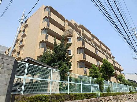 アーバングリーン本山の外観（南西側から）です。小学校や、大きな公園まで徒歩1分！