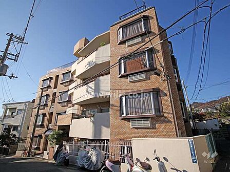 国玉コーポの外観(北東側から)です。北側に六甲山の山々が広がる自然豊かな立地が魅力のエリア!