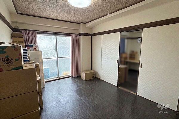 南側洋室約6.5帖［2026年8月17日撮影］AI加工で家具等を削除しております。
