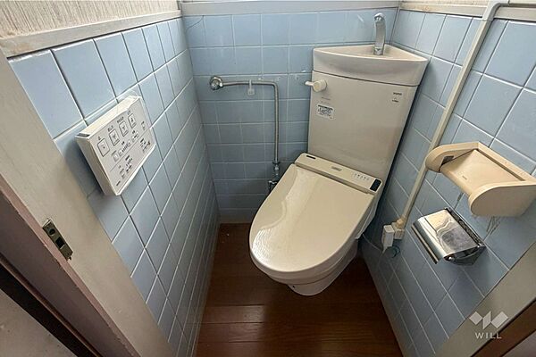 トイレです。洗浄便座付きのレトロな印象があります。リフォームプランのご提案もさせていただきます！［2026年8月23日撮影］