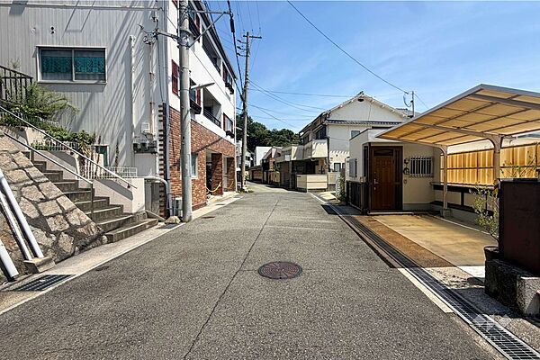 物件の南側前面道路（西側から）です。［2026年8月23日撮影］