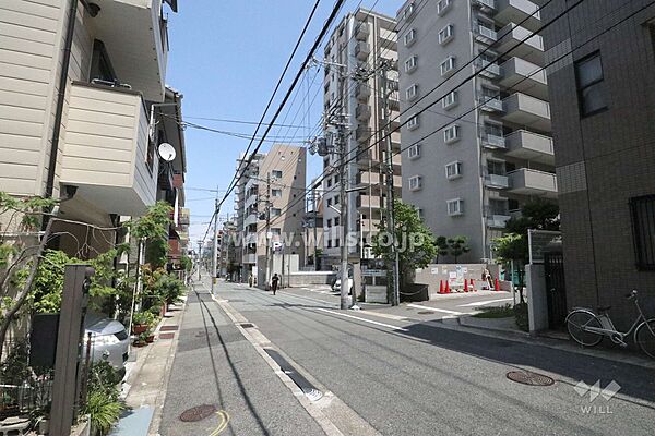北側前面道路（西側から）です。