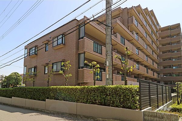 ライオンズマンション住吉川の外観（南東側から）です。六甲ライナー「南魚崎」駅から徒歩6分の距離。オートロック付きマンションです。