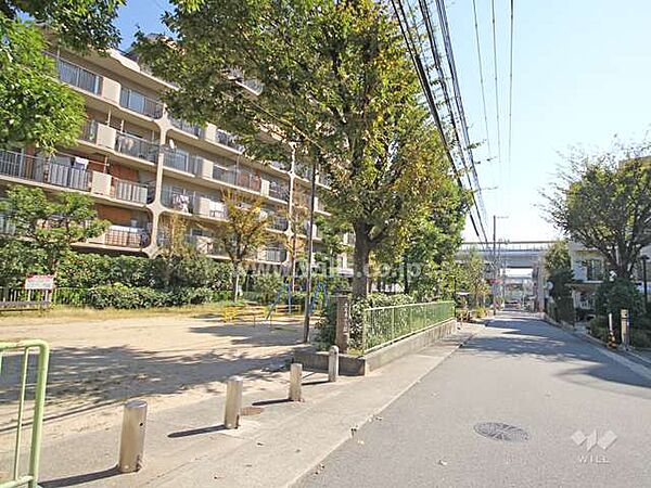 敷地西側の前面道路。敷地隣接して小さな公園があります。