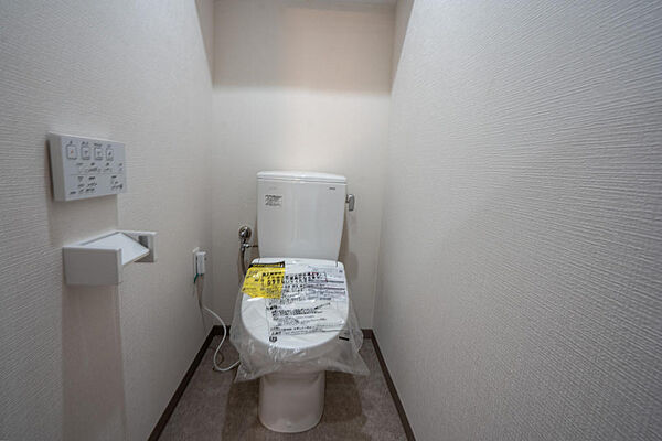 新規交換済みの清潔感あふれるトイレ！毎日使う場所だからこそ、綺麗で快適に過ごせるピカピカの空間です（2026年6月）撮影
