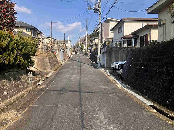 北西側前面道路