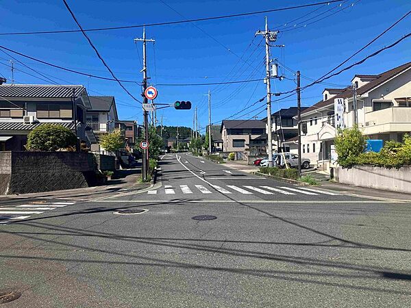 東側前面道路より