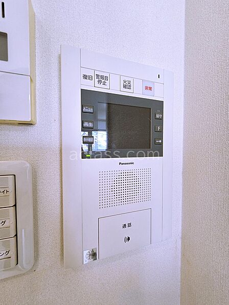 【インターホン】来訪者をしっかり確認できるカラーモニター付き。