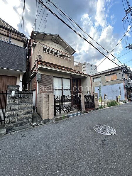 建物価格２，２００万円（外構費等含む）。2階建て3LDKのプランで、駐車１台可能。※3階建てもご相談可能です。