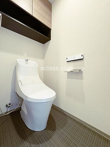 節水性能付きのトイレです!上部には吊戸棚があるため収納豊富です。