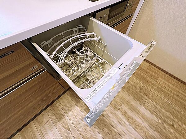 スイッチひとつで洗浄から乾燥まで完結！少ない水量で食器を効率的に洗えます。