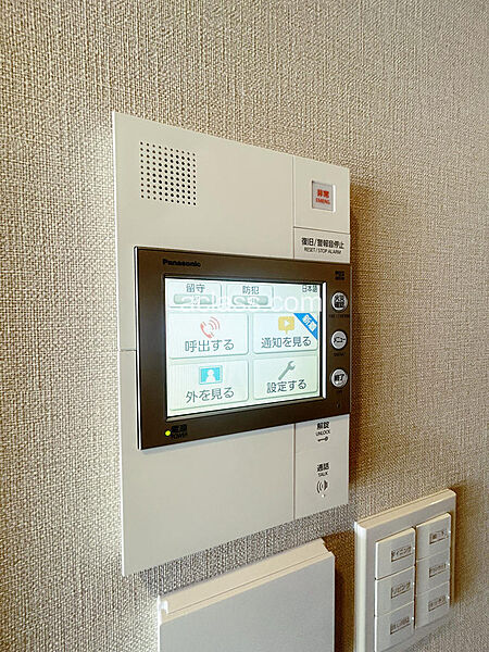 大きめのカラーモニター付きインターホンです！オートロックの解錠も楽々です。
