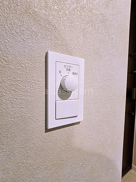 玄関は人感センサー付きの照明をご用意！自動で照明がオンオフされて、とても快適です。