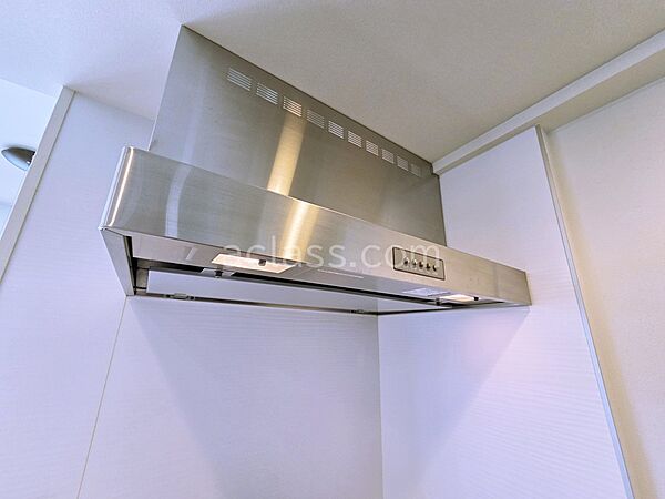 調理時の換気はこちらのレンジフードをお使いいただけます。スタイリッシュなシルバーでデザイン性も良し◎