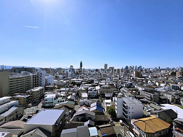 【天神花火大会 鑑賞実績あり】バルコニーから前面は一戸建てが多くならぶ地域のため、とても開放的な見晴らしとなります。大阪市内の都心部まで一望可能です♪