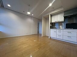 東京メトロ千代田線 明治神宮前駅 徒歩8分の賃貸マンション 4階1LDKのリビング/ダイニング