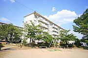 茨木市駅よりバス10分 徒歩7分 築56年8ヶ月 5階建の賃貸物件