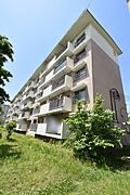 ＵＲ都市機構鶴山台団地２２号棟 3階 築55年の賃貸物件