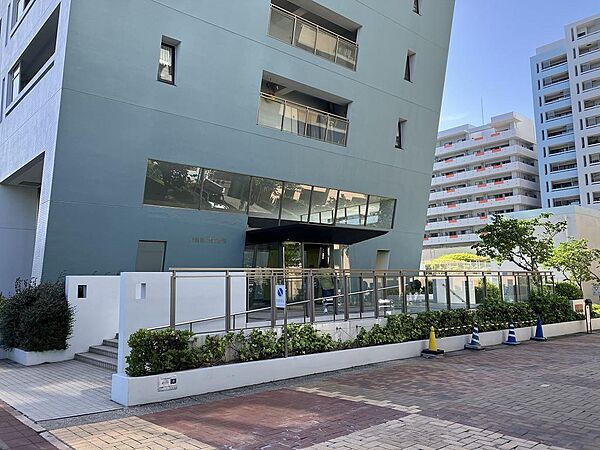 2番館のエントランスは船のような形で特徴的