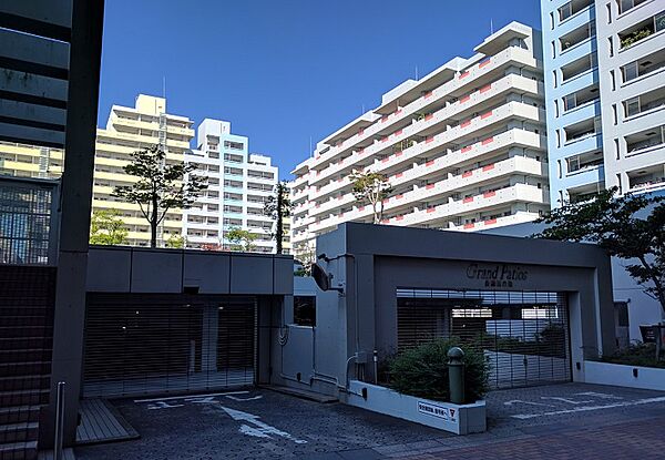 公園西の街の特徴の一つである建物一体型の二階建て自走式駐車場（雨に濡れず移動可能です）