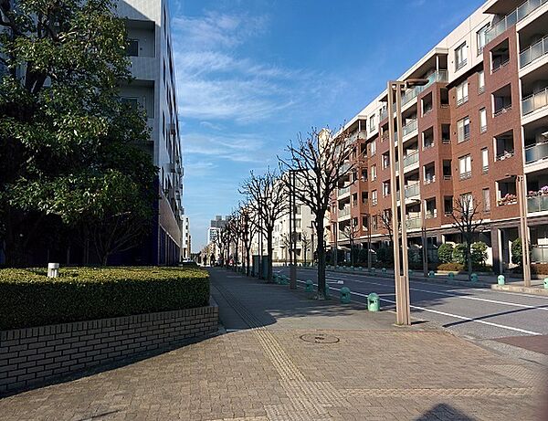 タイル張りの低層マンションも多く落ち着いた街並みです
