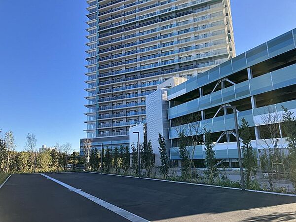 出し入れがスムーズで安全性にも優れた自走式駐車場です。大きめのお車をお持ちの方や、毎日のように車を使われるご家族にも大変おすすめです。
