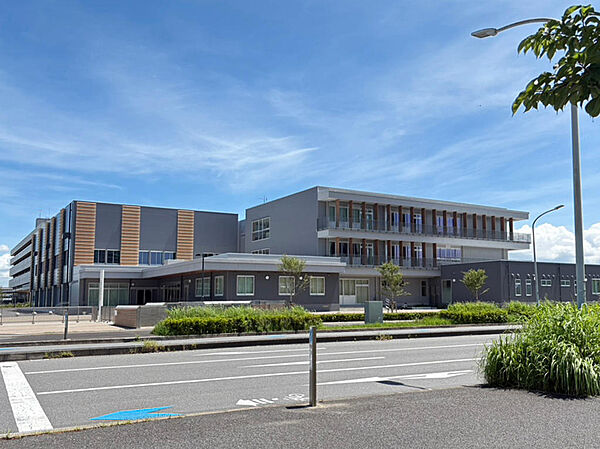 徒歩5分圏内にある小学校です。お子様の毎日の通学にも負担が少なく、子育て世代のご家庭も安心できる嬉しい立地です