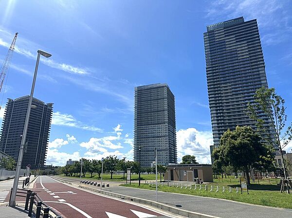 幕張ベイパークの美しい街並みと他のマンション群を望む景観です。洗練されたタワーマンションが立ち並ぶ、未来感と開放感あふれる一大プロジェクトの魅力を存分に感じられます。