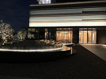 温かな灯りに包まれる夜のエントランスです。昼間とは異なるラグジュアリーな雰囲気を演出し、一日の終わりにホッと安心感を与えてくれます。