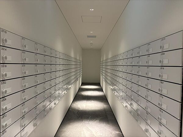 ： デザイン性と機能性を両立したスタイリッシュなポストルームです。不在時でも荷物を受け取れる便利な宅配ボックスも完備されています。