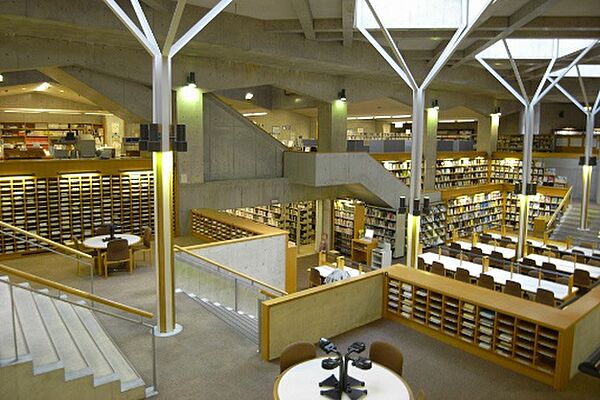 図書館「実践女子大学図書館まで800m」