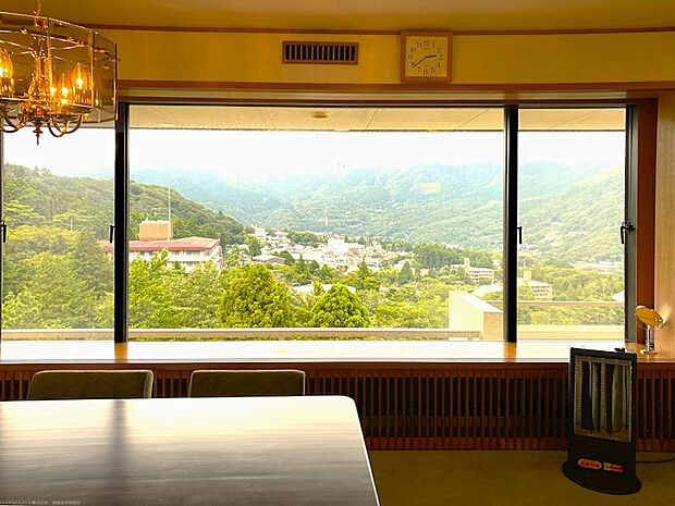 リビングへ入ってまずは、眺望をご覧ください。箱根の山々があなたを迎えてくれます。