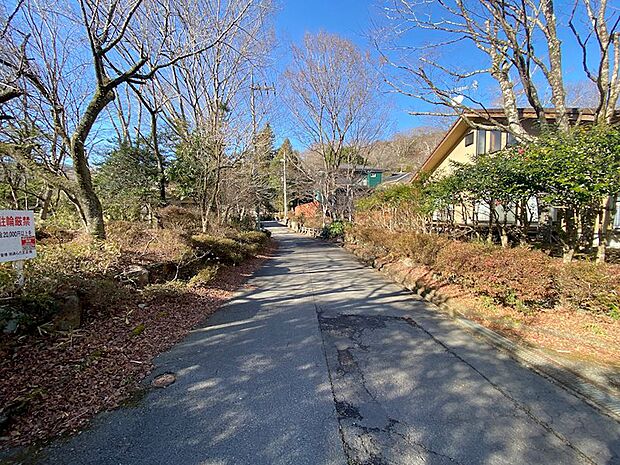 前面道路です。車通りも少なく、静かな環境です。