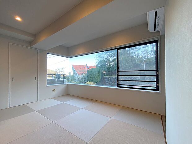 約5.7帖の和室です。扉が開けっ放しでも、隣り合うリビングと馴染みの良い琉球畳が採用されています。