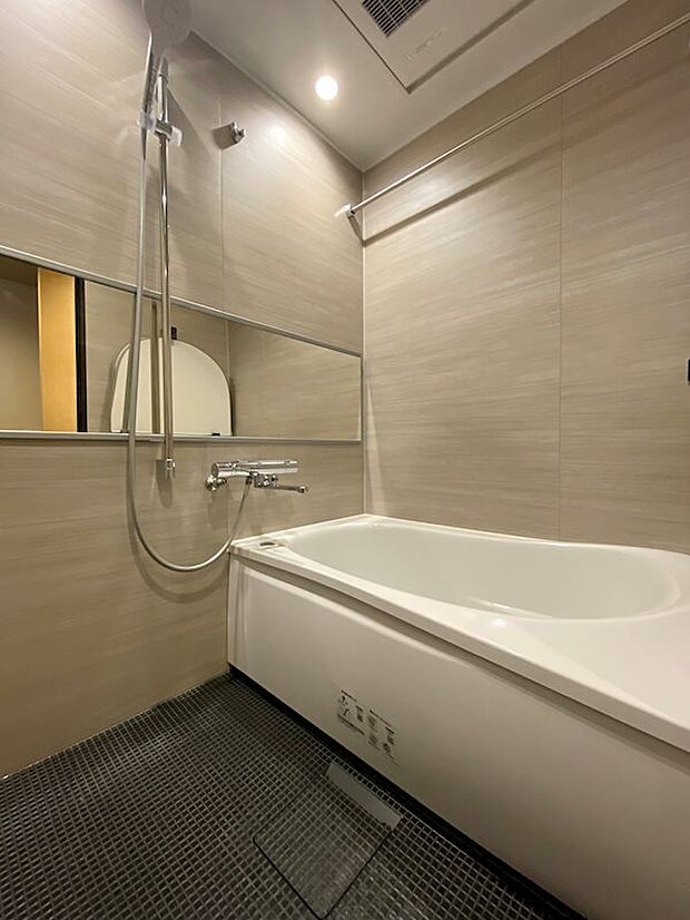 浴室もユニットバスを交換され、現代的なデザインの仕上がりです。