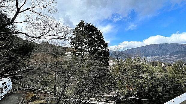 仙石原方面の箱根連山の景色をご覧いただけます。