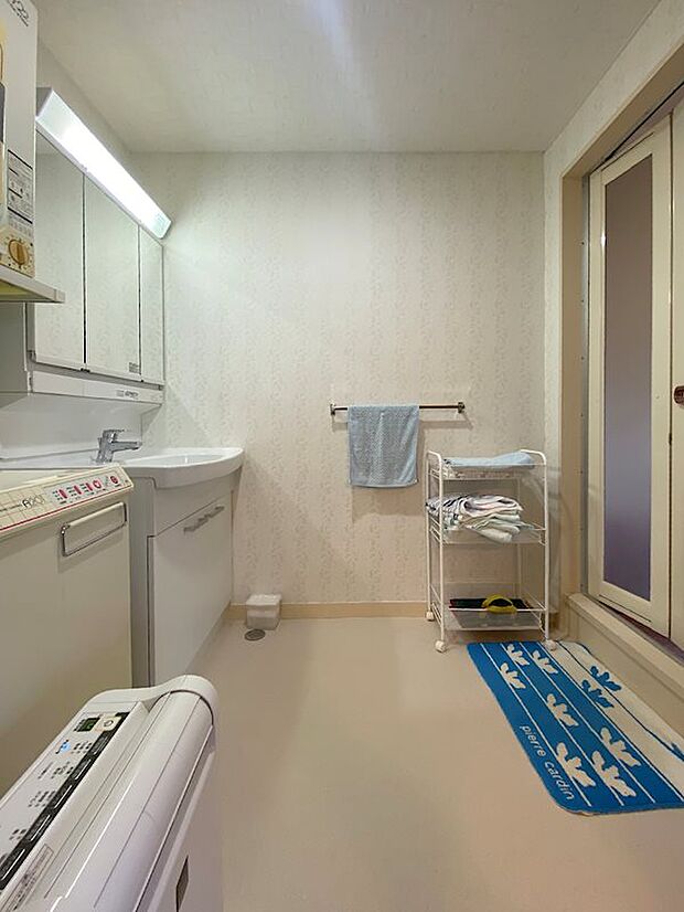 こちらは洗面脱衣室です。床、壁、天井、そして洗面台も交換されています。