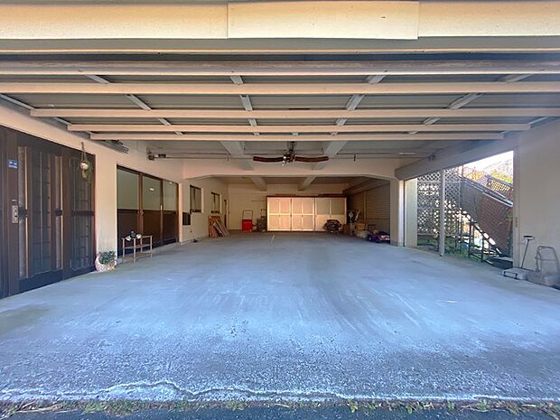 ビルトインガレージには4台分駐車可能なスペースがございます。なお、建物面積にガレージ部分も含みます。