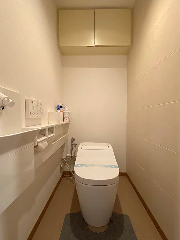 トイレもタンクレスに交換され、壁面にエコカラットを施工。手洗い器を造作されています。