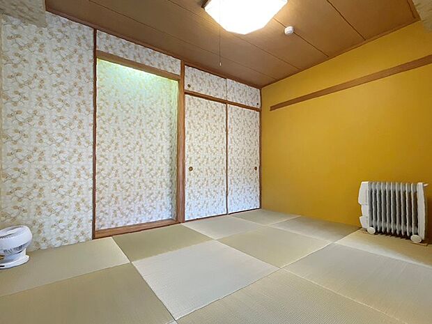 約6畳の和室です。壁クロス、襖を貼替、畳は半畳タイプへ交換されています。