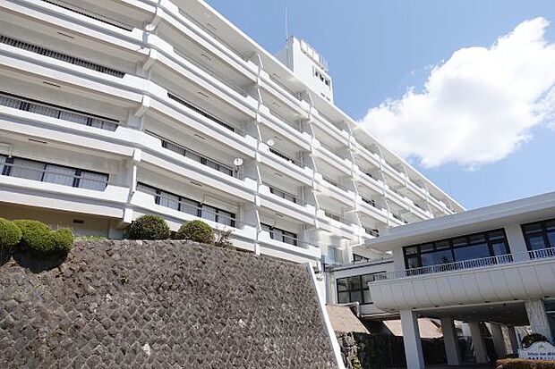 高台に佇む箱根国際マンション。経年を感じさせない堂々とした外観です。
