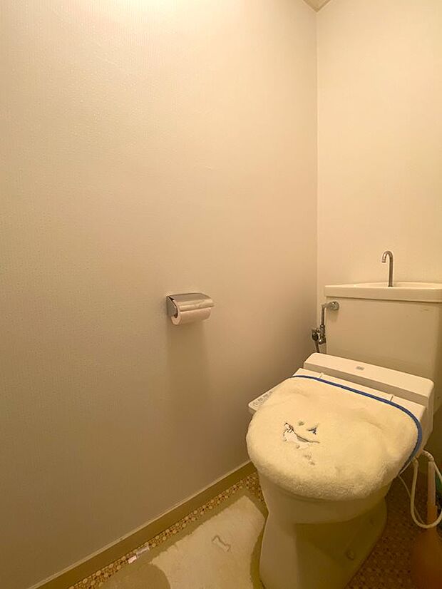 トイレは温水洗浄機能が備わっております。