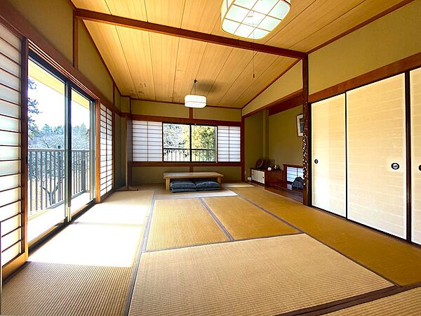 二階左手の和室は12畳の広さがあり二面採光で明るい印象です。