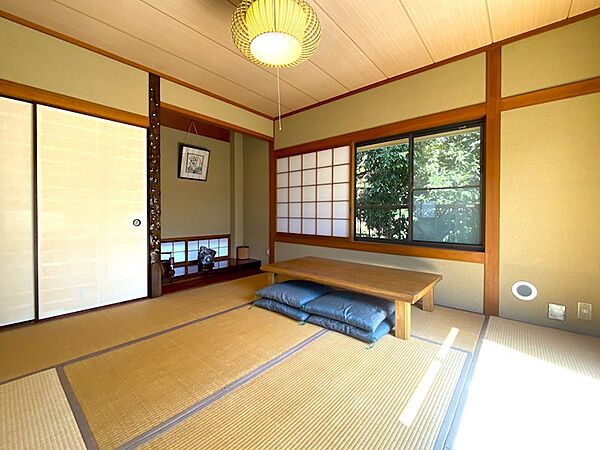 二階リビングの奥には8畳の和室がございます。