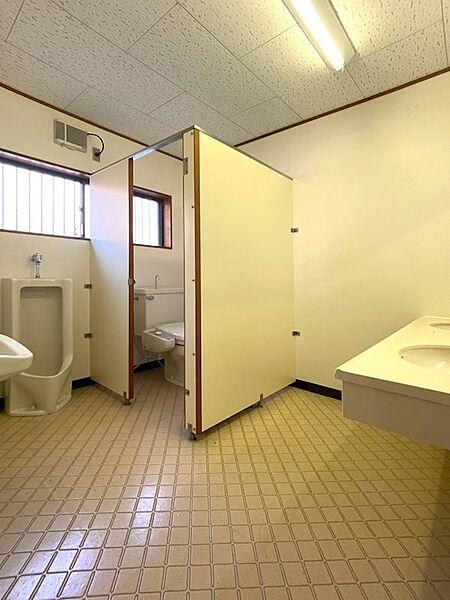 二階右側奥側のドアの先はトイレがございます。