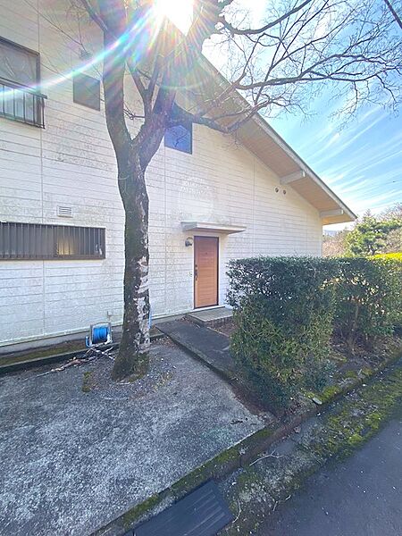 二階の勝手口外観写真です。